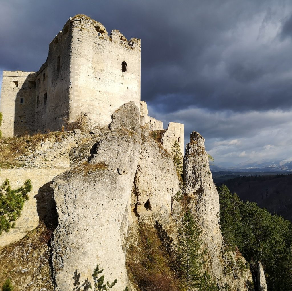 Borg högst upp på hög klippa.