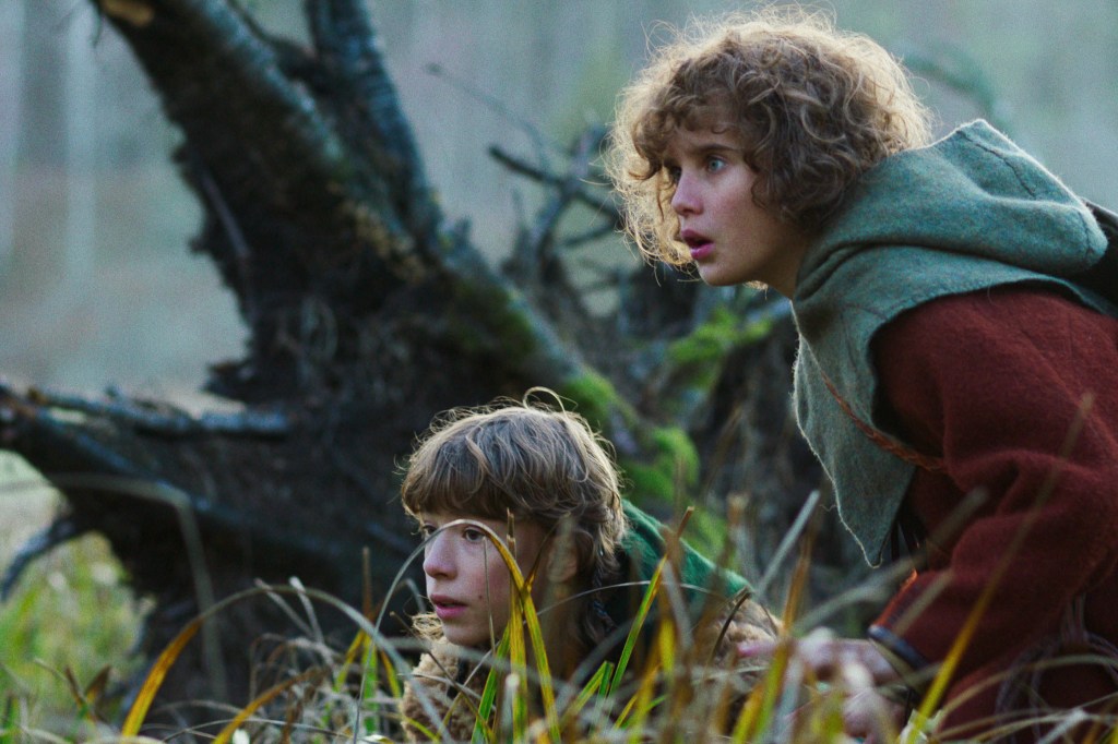 Jack Bergenholtz Henriksson som Birk och Kerstin Linden som Ronja i skogsmiljö.